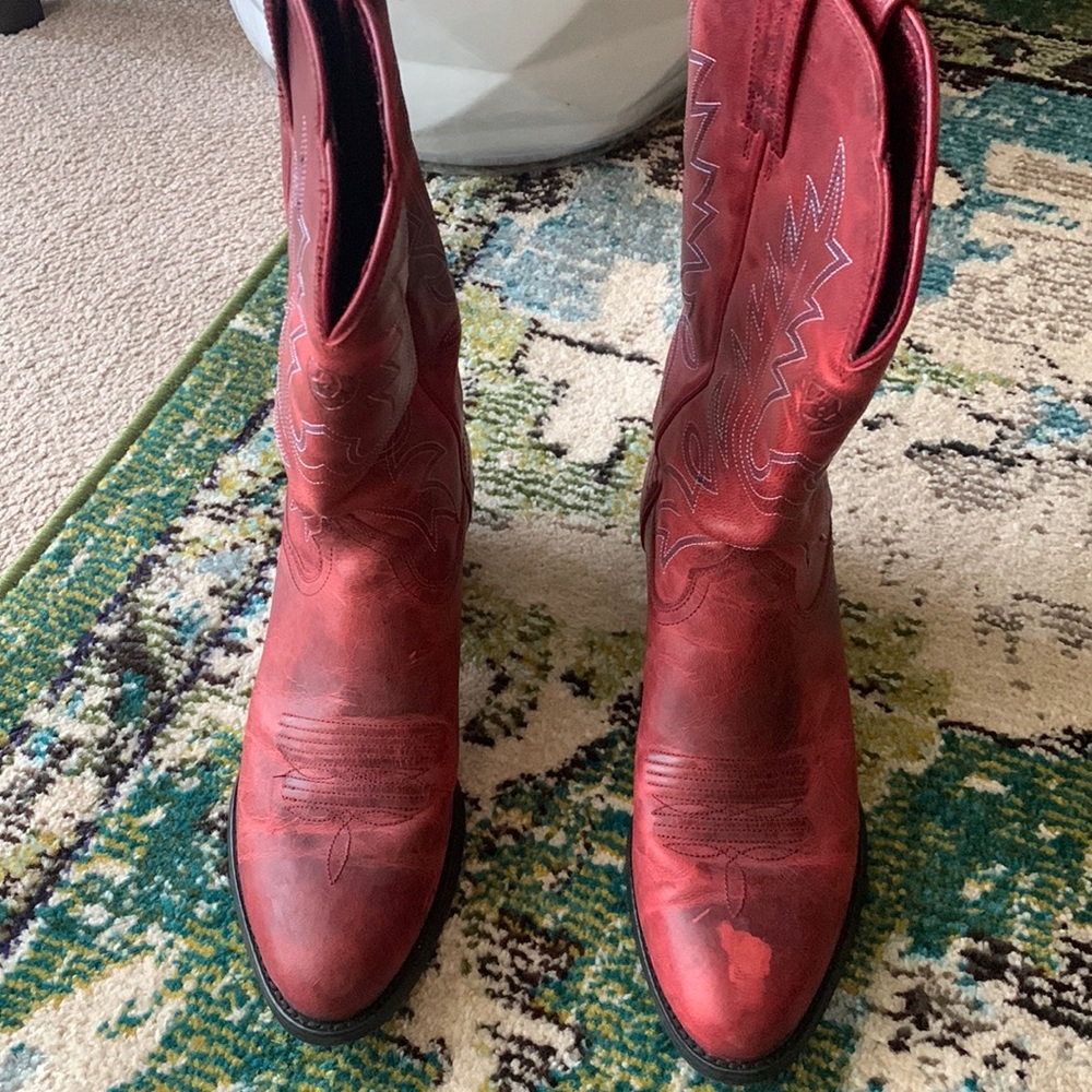 Red Ariat deer-toe cowboy boots